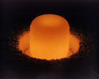 衰变放出巨大的能量使钚238加热至烧红的程度